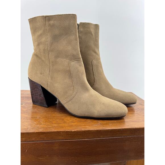 BLONDO Sadie Suede Bootie NEW $149 Taupe Beige Inner Zip Ankle Boot Size 10 - Picture 2 of 12